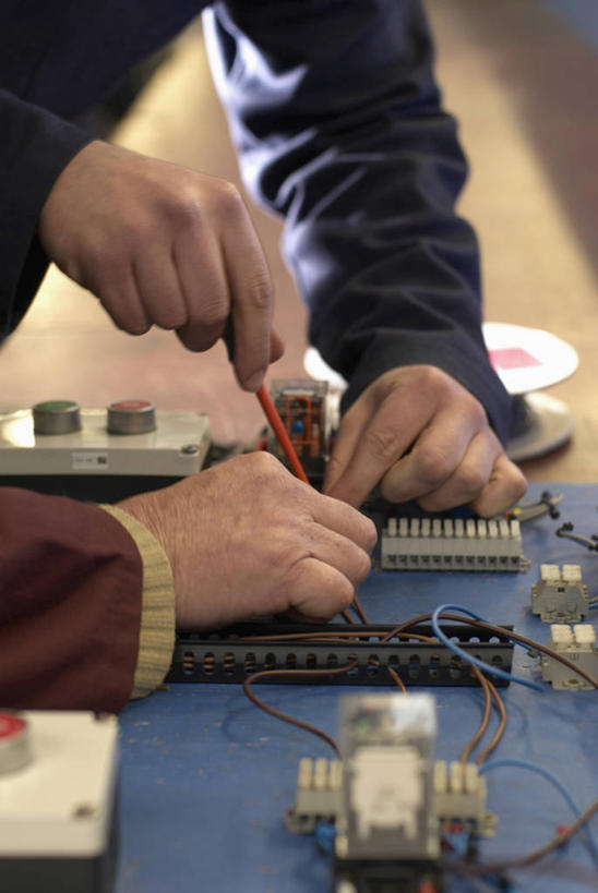 西方人,两个人,伙伴,朋友,工程师,建筑工人,建筑师,站,竖图,俯视,室内,白天,工作服,制服,友谊,合作,团队,欧洲,欧洲人,连接,握,组合,电路板,拿,拿着,站着,战略,握着,电焊,焊接,线路板,印刷电路板,紧固,拼接,拼凑,焊枪,拼合,凑集,聚合,撮合,牢固,联合,合谋,电弧焊,工作制服,PCB板铝基板,PCB电路板,超薄电路板,超薄线路板,高频板,配合,协作,男人,男性,年轻男性,中年男性,白种人,技师,建筑工,建筑设计师,站立,半身,彩图,高角度拍摄,工作套服