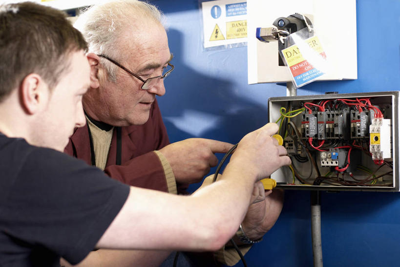 西方人,两个人,伙伴,朋友,工程师,建筑工人,建筑师,站,横图,俯视,室内,白天,工作服,制服,友谊,合作,团队,欧洲,欧洲人,连接,握,组合,电路板,拿,拿着,站着,战略,握着,电焊,焊接,线路板,印刷电路板,紧固,拼接,拼凑,焊枪,拼合,凑集,聚合,撮合,牢固,联合,合谋,电弧焊,工作制服,PCB板铝基板,PCB电路板,超薄电路板,超薄线路板,高频板,配合,协作,男人,男性,年轻男性,中年男性,白种人,技师,建筑工,建筑设计师,站立,半身,彩图,高角度拍摄,工作套服