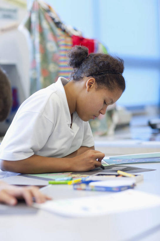 西方人,一个人,学校,坐,竖图,室内,白天,侧面,桌子,欧洲,欧洲人,仅一个年轻女性,仅一个女性,仅一个人,握,服装,朦胧,模糊,笔,蜡笔,纸,办公用品,纸张,拿,拿着,注视,休闲装,书桌,校园,文具,衣服,课桌,学习用品,低头,观察,看,休闲,教室,休闲服,握着,服饰,观看,文具用品,察看,绘图,关注,年轻女性,女人,女性,白种人,画纸,画画,画图,摹绘,坐着,半身,彩图,铅画纸,素描纸