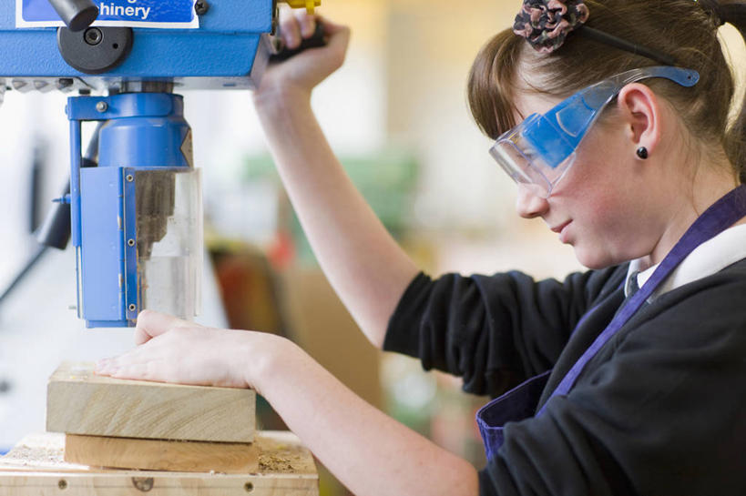 西方人,儿童,一个人,学校,站,笑,微笑,横图,室内,白天,侧面,制服,纯洁,安全,机器,建材,建筑,欧洲,欧洲人,仅一个女性,仅一个人,握,服装,材料,木板,木材,围裙,眼镜,防护,注视,校园,木柴,装饰品,小孩,耳环,饰品,首饰,观察,看,站着,仅一个小孩,教室,校服,可爱,童年,童趣,搭,握着,建造,木料,观看,护目镜,保护,制造,机床,察看,搭着,关注,保险,童真,烂漫,无邪,车床,学生服,保全,周全,安稳,安定,安全防护眼镜,耳饰,平安,天真,女孩,女人,女性,白种人,孩子,站立,半身,彩图,工具机,工作母机,钻床,防护眼镜,女生