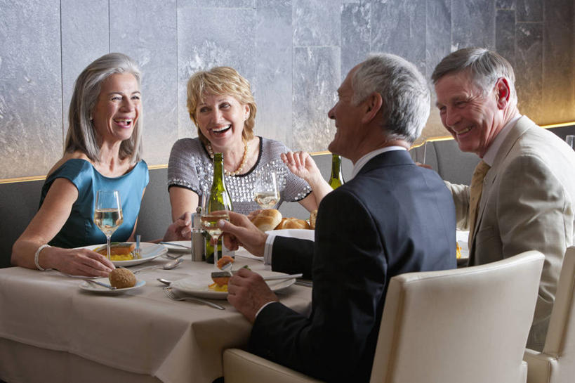 红酒,葡萄酒,西方人,中年人,背部,四个人,家庭,夫妻,伙伴,朋友,坐,笑,微笑,露齿笑,横图,室内,白天,正面,西装,爱情,友谊,餐桌,桌面,桌子,杯子,餐具,欧洲,欧洲人,握,套装,服装,正装,庆祝,昆虫,蚕,布料,碟子,高脚杯,盘,红酒杯,白葡萄酒,酒类,浪漫,拿,布纹,红酒瓶,拿着,注视,休闲装,职业装,玻璃制品,酒,酒瓶,桌布,饮料,衣服,动物,盘子,玻璃瓶,餐巾,酒杯,瓶子,碟,台布,干杯,观察,看,碰杯,休闲,温暖,温馨,一家人,休闲服,恩爱,交际,友好,握着,恋人,服饰,餐台,观看,庆贺,和睦,察看,葡萄酒杯,葡萄酒瓶,关注,礼仪,敬酒,益虫,劝酒,家蚕,蚕宝宝,桑蚕,友情,男人,男性,女人,女性,中年男性,中年女性,白种人,夫妇,情侣,玻璃杯,餐桌布,坐着,半身,彩图,伴侣,融洽