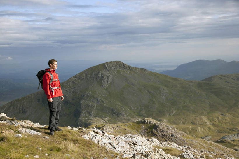 西方人,一个人,公园,站,横图,室外,白天,侧面,运动服,旅游,度假,草地,草坪,石头,美景,山,山脉,植物,英国,欧洲,欧洲人,仅一个男性,仅一个人,仅一个中年男性,服装,包,石子,景观,山峰,云,云朵,山峦,云彩,旅行包,注视,娱乐,草,衣服,蓝色,绿色,白云,蓝天,天空,自然,背包,群山,天,观察,看,站着,享受,休闲,景色,放松,服饰,晴朗,观看,察看,国家公园,衣着,西欧,穿着,关注,自然风光,大不列颠,威尔士,大不列颠及北爱尔兰联合王国,旅游包,衣饰,威尔士公国,格温内思郡,斯诺登山,坎布里亚山脉,雪墩山国家公园,男人,男性,中年男性,白种人,石块,晴空,站立,彩图,全身,大不列颠王国,大英帝国,联合王国,日不落帝国,双肩包,运动装