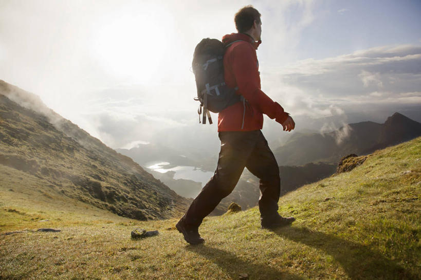 西方人,一个人,公园,走,横图,室外,白天,侧面,运动服,旅游,度假,草地,草坪,美景,山,山脉,植物,英国,欧洲,欧洲人,仅一个男性,仅一个人,仅一个中年男性,阴影,服装,光线,包,影子,景观,山峰,云,云朵,山峦,云彩,旅行包,扭头,娱乐,草,衣服,蓝色,绿色,白云,蓝天,天空,阳光,自然,背包,群山,天,转头,享受,休闲,景色,放松,服饰,晴朗,张开双腿,国家公园,衣着,西欧,穿着,自然风光,大不列颠,威尔士,大不列颠及北爱尔兰联合王国,旅游包,衣饰,威尔士公国,格温内思郡,斯诺登山,坎布里亚山脉,展开双腿,雪墩山国家公园,男人,男性,中年男性,白种人,晴空,步行,散步,走路,彩图,全身,大不列颠王国,大英帝国,联合王国,日不落帝国,双肩包,伸展双腿,运动装