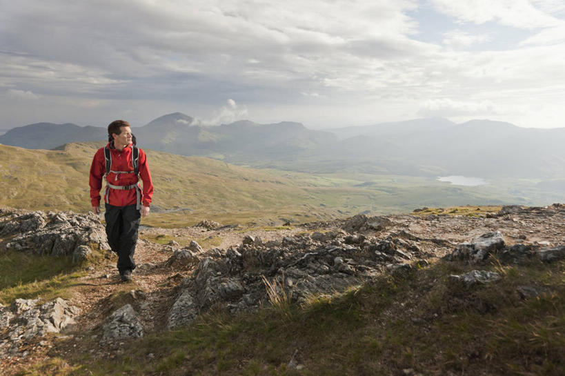 西方人,一个人,公园,走,横图,室外,白天,正面,运动服,旅游,度假,草地,草坪,美景,山,山脉,植物,英国,欧洲,欧洲人,仅一个男性,仅一个人,仅一个中年男性,阴影,服装,光线,包,影子,景观,山峰,云,云朵,山峦,云彩,旅行包,扭头,注视,娱乐,草,衣服,蓝色,绿色,白云,蓝天,天空,阳光,自然,背包,群山,天,观察,看,转头,享受,休闲,景色,放松,服饰,晴朗,观看,察看,国家公园,衣着,西欧,穿着,关注,自然风光,大不列颠,威尔士,大不列颠及北爱尔兰联合王国,旅游包,衣饰,威尔士公国,格温内思郡,斯诺登山,坎布里亚山脉,雪墩山国家公园,男人,男性,中年男性,白种人,晴空,步行,散步,走路,彩图,全身,大不列颠王国,大英帝国,联合王国,日不落帝国,双肩包,运动装