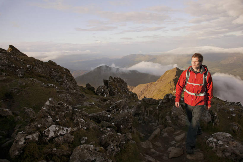 西方人,一个人,公园,走,横图,俯视,室外,白天,运动服,旅游,度假,草地,草坪,美景,山,山脉,植物,英国,欧洲,欧洲人,仅一个男性,仅一个人,仅一个中年男性,阴影,服装,光线,包,影子,景观,山峰,云,云朵,山峦,云彩,旅行包,扭头,注视,娱乐,草,衣服,蓝色,绿色,白云,蓝天,天空,阳光,自然,背包,群山,天,观察,看,转头,享受,休闲,景色,放松,服饰,晴朗,观看,察看,国家公园,衣着,西欧,穿着,关注,自然风光,大不列颠,威尔士,大不列颠及北爱尔兰联合王国,旅游包,衣饰,威尔士公国,格温内思郡,斯诺登山,坎布里亚山脉,雪墩山国家公园,男人,男性,中年男性,白种人,晴空,步行,散步,走路,彩图,高角度拍摄,全身,大不列颠王国,大英帝国,联合王国,日不落帝国,双肩包,运动装