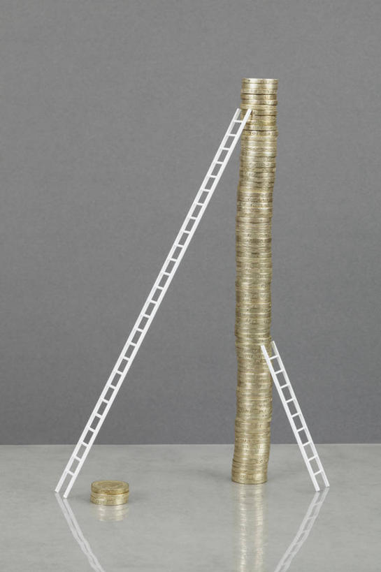 无人,攀登,竖图,室内,特写,白天,正面,钱,静物,一排,许多,阴影,灰色背景,整齐,反射,钱币,梯子,影子,阶梯,木梯,排列,金色,爬,金融,摄影,影棚,经济,上升,堆,队列,流通,贸易,登高,货币,现金,硬币,攀爬,彩图,影棚拍摄,拍摄