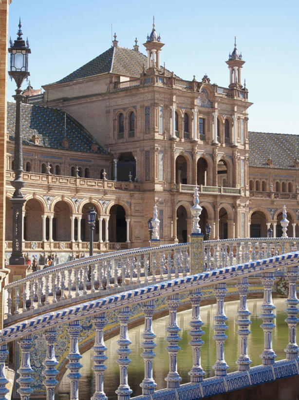 无人,栏杆,竖图,室外,白天,正面,旅游,度假,标志建筑,地标,建筑,雕塑,西班牙,欧洲,阴影,朦胧,模糊,艺术,装饰,光线,纹路,雕刻,雕像,扶手,纹理,影子,堡垒,城堡,首都,娱乐,建设,护栏,石雕,西班牙广场,蓝色,蓝天,天空,阳光,工艺品,天,享受,休闲,马德里,旅游胜地,放松,晴朗,纪念,美术,要塞,南欧,主题,陈列,万里无云,肌理,西班牙王国,功能,美学,马德里自治区,设防,晴空,晴空万里,彩图