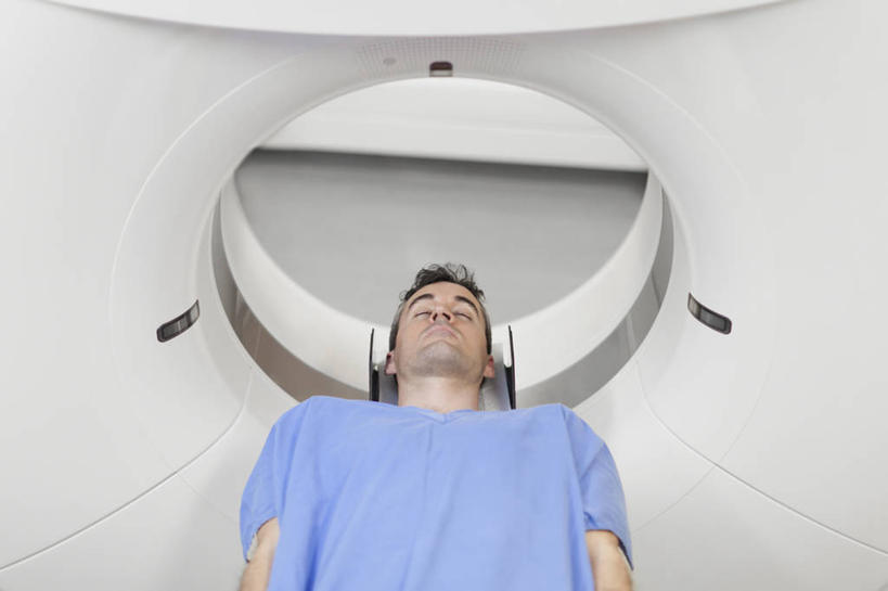 西方人,一个人,病人,医院,躺,闭眼,横图,俯视,室内,白天,机器,欧洲,欧洲人,仅一个男性,仅一个人,仅一个中年男性,医学,设备,扫描仪,医疗,医疗设备,病患,医疗器械,核磁共振,医疗工具,核磁共振成像,医疗机构,病号服,核磁共振扫描仪,磁共振成像,核磁共振技术,检测工具,卧着,男人,男性,中年男性,白种人,患者,就医者,闭眼睛,闭着眼,闭着眼睛,躺着,卧,半身,彩图,高角度拍摄,病院,诊所,病患服