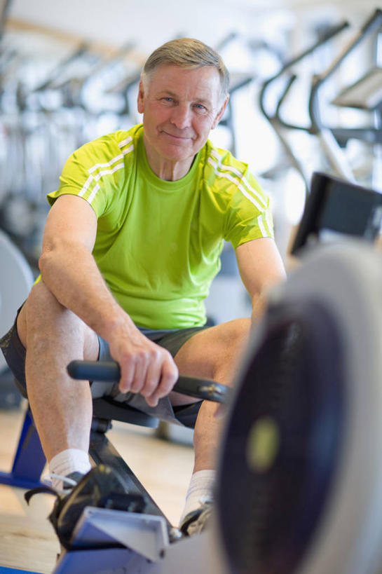 西方人,一个人,健身房,坐,笑,微笑,竖图,室内,白天,正面,运动服,锻炼,运动,欧洲,欧洲人,仅一个男性,仅一个人,握,服装,朦胧,模糊,注视,娱乐,运动器械,衣服,观察,看,仅一个老年男性,享受,休闲,健身器械,放松,握着,服饰,观看,察看,衣着,穿着,关注,健身器材,室内运动,衣饰,划船器,划船机,老年男性,男人,男性,白种人,坐着,半身,彩图,健身,健身馆,运动器材,运动装