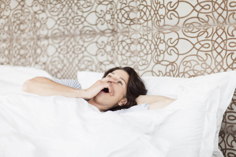 西方人,一个人,躺,横图,室内,白天,正面,壁纸,床,靠垫,卧室,欧洲,欧洲人,仅一个女性,仅一个人,阴影,反射,影子,墙,床单,靠枕,注视,被子,墙壁,墙面,垫子,枕头,观察,看,仅一个中年女性,遮,遮掩,单人床,观看,察看,哈欠,掩盖,被单,遮挡,关注,遮盖,掩饰,卧着,女人,女性,中年女性,白种人,墙纸,躺着,卧,半身,彩图,睡房,卧房