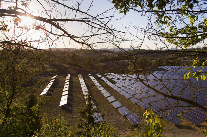 无人,横图,室外,白天,正面,旅游,度假,太阳能,草地,草坪,美景,山,山脉,树林,太阳,植物,意大利,欧洲,一排,许多,阴影,环保,整齐,并列,并排,光线,影子,景观,山峰,山峦,很多,娱乐,草,树,树木,排列,蓝色,绿色,蓝天,天空,阳光,自然,群山,天,享受,休闲,景色,放松,生长,能源,晴朗,成长,存储,回收,资源,托斯卡纳,储存,队列,南欧,自然风光,平行,利用,低碳,循环,万里无云,意大利共和国,持续,托斯卡纳大区,奇扬第,太阳能电池板,晴空,晴空万里,彩图,镜头光晕,透镜闪耀,眩光