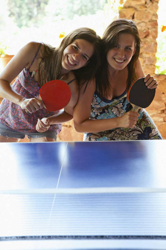 西方人,两个人,伙伴,朋友,站,笑,微笑,露齿笑,竖图,室内,白天,正面,裙子,友谊,植物,窗户,吊带,欧洲,欧洲人,弯腰,握,连衣裙,服装,朦胧,模糊,乒乓球拍,乒乓球装备,乒乓球桌,球拍,拿,拿着,注视,吊带衫,运动器械,玻璃窗,树,树木,衣服,绿色,自然,观察,看,站着,健身器械,握着,服饰,生长,成长,观看,吊带裙,察看,衣着,穿着,关注,健身器材,弯身,乒乓球球拍,衣饰,友情,乒乓球,乒乓球运动,年轻女性,女人,女性,白种人,站立,半身,彩图,乒乓球台,运动器材