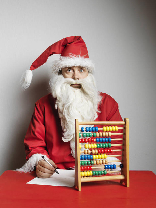 西方人,一个人,站,竖图,室内,白天,正面,民族服装,算盘,桌面,桌子,帽子,欧洲,圣诞节,欧洲人,仅一个男性,仅一个人,仅一个中年男性,圣诞老人,表演,握,灰色背景,节日,古老,庆祝,计算,科学,木制,笔,办公用品,记事本,拿,拿着,注视,文化,传统,文具,扮演,红色,本子,笔记本,木制品,学习用品,观察,看,站着,庆典,圣诞帽,握着,理财,财务,摄影,影棚,观看,纪念,文具用品,察看,关注,数学,棉帽,饰演,珠算,男人,男性,中年男性,白种人,站立,半身,彩图,影棚拍摄,传统服装,民俗服,拍摄