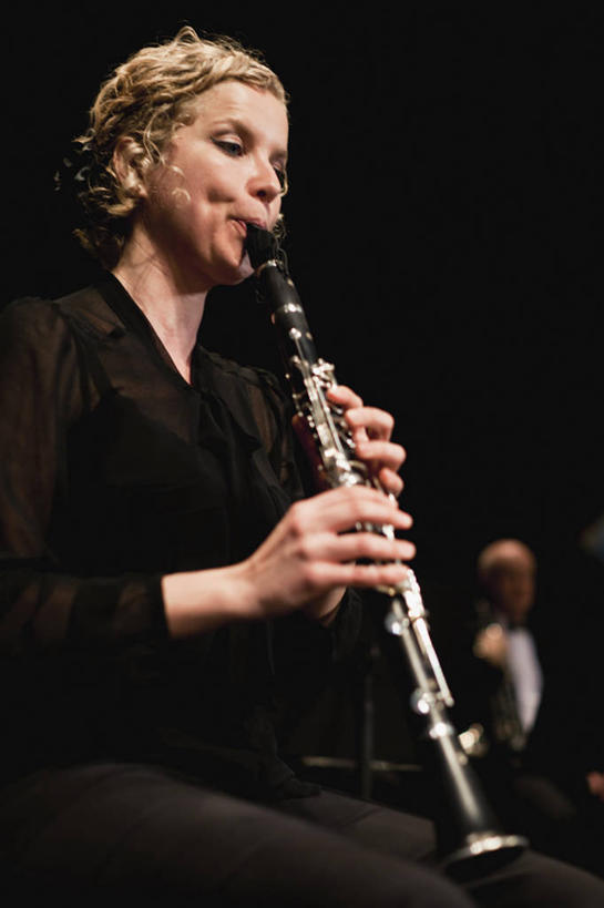 西方人,两个人,音乐家,音乐厅,坐,闭眼,竖图,室内,白天,正面,晚礼服,欧洲,欧洲人,表演,握,黑色背景,朦胧,模糊,艺术,笛子,乐器,木管乐器,竖笛,音乐,吹奏,拿,演奏,拿着,握着,直笛,音乐会,男人,男性,年轻女性,女人,女性,中年男性,白种人,乐师,演奏家,音乐工作者,闭眼睛,闭着眼,闭着眼睛,坐着,半身,彩图,晚宴服,舞会服,洋服,洋装,夜礼服,演奏厅,演奏会