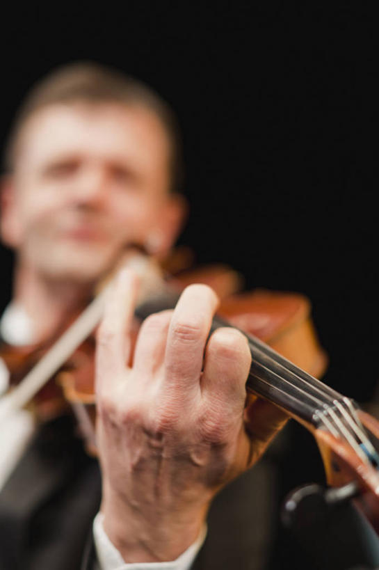 西方人,一个人,音乐家,站,笑,微笑,竖图,室内,白天,正面,西装,欧洲,欧洲人,仅一个男性,仅一个人,仅一个中年男性,握,黑色背景,套装,正装,朦胧,模糊,乐器,弦乐器,小提琴,弹奏,拿,拿着,注视,职业装,观察,看,扛,站着,握着,摄影,影棚,观看,琴弓,察看,关注,弓拉弦乐器,弓拉弦鸣乐器,扛在肩上,男人,男性,中年男性,白种人,乐师,演奏家,音乐工作者,站立,半身,彩图,影棚拍摄,拍摄