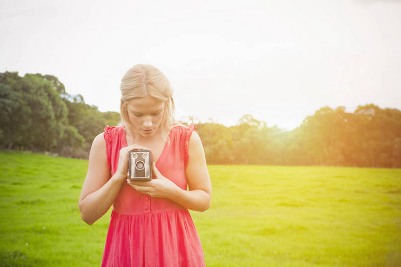 西方人,一个人,站,横图,室外,白天,正面,草地,草坪,植物,相机,欧洲,欧洲人,仅一个年轻女性,仅一个女性,仅一个人,握,阴影,服装,光线,影子,古典,拿,拿着,注视,休闲装,草,树,树木,拍照,衣服,绿色,阳光,自然,数码相机,低头,观察,看,站着,休闲,休闲服,握着,摄影,服饰,生长,成长,观看,察看,关注,经典,双反相机,双反,双镜头反光相机,年轻女性,女人,女性,白种人,照相机,站立,半身,彩图,镜头光晕,透镜闪耀,眩光,照相