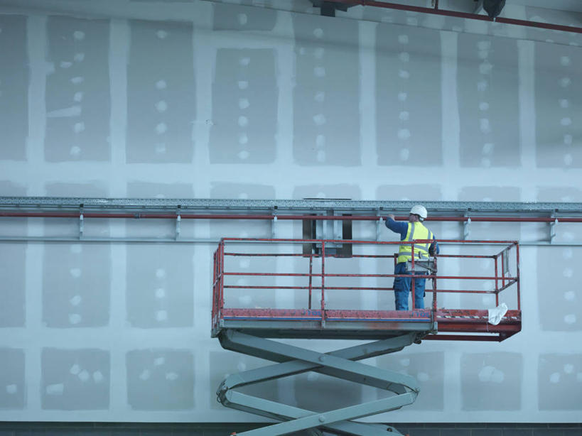 西方人,一个人,机修工,工厂,站,举,横图,室内,白天,仰视,工作服,制服,帽子,欧洲,欧洲人,仅一个男性,仅一个人,仅一个中年男性,头盔,墙,架子,墙壁,墙面,工人,安全帽,托,站着,工作制服,升降机,男人,男性,中年男性,白种人,机械师,机修工人,举起,举手,举着,抬头,向上举,向上伸,向上托,仰头,站立,彩图,低角度拍摄,全身,工作套服,工地,制造厂,安全服,反光背心,反光服,反光衣,升降平台,升降台