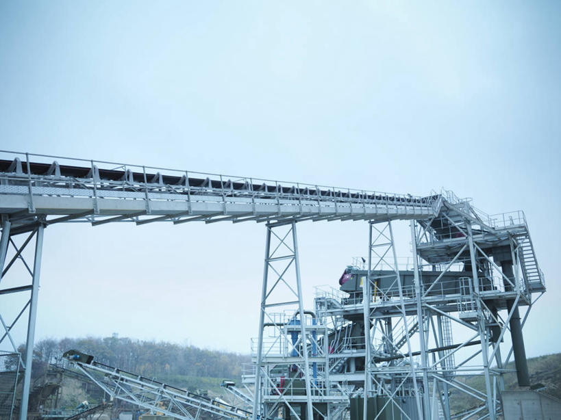 无人,栏杆,搬运,横图,室外,白天,仰视,度假,石头,美景,山,山脉,楼梯,城市风光,城市,英国,欧洲,传输,扶手,矿石,石子,支架,阶梯,景观,山峰,山峦,娱乐,护栏,英格兰,架子,脚手架,台阶,施工,蓝色,蓝天,天空,群山,天,享受,休闲,景色,放松,运输,矿山,支撑,固定,传送带,便利,传送,西欧,矿物,载具,大不列颠,采集,开采,传输带,大不列颠及北爱尔兰联合王国,方便,英吉利,北约克郡,石块,岩石,彩图,低角度拍摄,采掘,大不列颠王国,大英帝国,联合王国,日不落帝国,东北英格兰,稳固