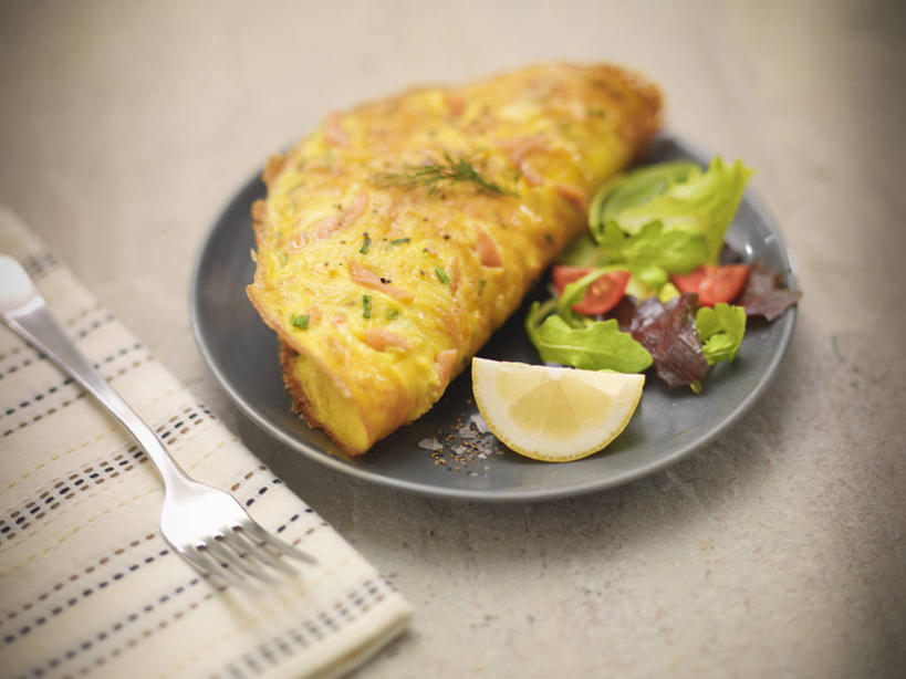 三文鱼,无人,横图,俯视,室内,特写,白天,桌面,桌子,鲑鱼,柠檬,蔬菜,餐具,水果,阴影,朦胧,模糊,新鲜,反射,木制,叉子,碟子,盘,影子,生食,沙拉,食品,蛋卷,果实,色拉,沙律,食物,盘子,餐巾,木制品,碟,有机食品,绿色食品,色拉酱,大马哈鱼,千岛酱,餐叉,撒蒙鱼,萨门鱼,冰海之皇,鲑,马哈鱼,麻哈鱼,大麻哈鱼,保洁方巾,口布,进餐用具,益母果,柠果,彩图,高角度拍摄,蔬果沙拉