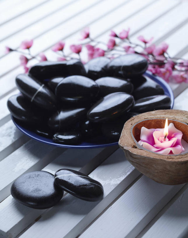 无人,竖图,俯视,室内,特写,白天,按摩,美容,石头,餐具,蜡烛,护肤,阴影,盛开,反射,碟子,盘,石子,影子,花蕾,花,花瓣,花朵,鲜花,一个,黑色,盘子,香薰,碟,花苞,花蕊,保养,享受,休闲,鹅卵石,放松,保健,芳香疗法,摄影,影棚,单个,舒心,舒缓,按摩石,养颜,减压,烛炬,香薰疗法,热石疗法,石块,彩图,高角度拍摄,影棚拍摄,拍摄,香薰蜡烛