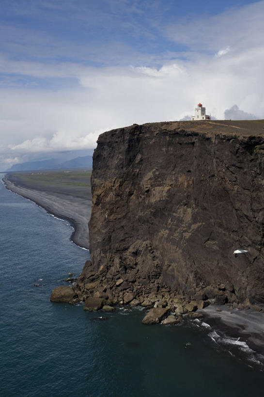 无人,竖图,室外,白天,正面,旅游,度假,海浪,海洋,石头,美景,沙滩,山,山脉,道路,欧洲,冰岛,阴影,光线,信息,沙子,石子,影子,海岸,景观,浪花,山峰,悬崖,云,云朵,灯塔,交通,沙地,山峦,云彩,方向,娱乐,蓝色,白云,蓝天,天空,阳光,自然,海水,群山,天,享受,休闲,景色,放松,晴朗,引导,指引,自然风光,北欧,海景,沉积岩,冰岛共和国,绝壁,航标,维克,维克镇,水成岩,大海,风浪,海,海水的波动,海滩,近岸浪,石块,岩石,涌浪,晴空,彩图,导航