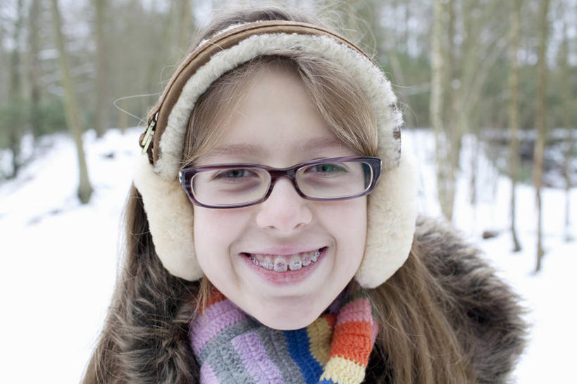 西方人,儿童,脸,头,脸颊,一个人,站,笑,微笑,露齿笑,横图,室外,特写,白天,正面,纯洁,森林,树林,雪,植物,大雪,欧洲,欧洲人,仅一个女性,仅一个人,一副,阴影,服装,朦胧,模糊,装饰,光线,眼镜,影子,积雪,雪景,冬季,冬天,注视,休闲装,树,树木,小孩,衣服,绿色,阳光,自然,模型,围巾,观察,看,站着,仅一个小孩,休闲,温暖,休闲服,寒冷,可爱,童年,童趣,服饰,生长,成长,耳罩,模具,围脖,观看,保暖,华丽,点缀,察看,御寒,关注,矫正,牙科,牙套,耳套,近视眼镜,童真,牙箍,烂漫,无邪,衬托,美观,雅致,雅观,严寒,校正,校准,牙饰,耳护,耳暖,天真,女孩,女人,女性,白种人,孩子,头部,脸部,脸蛋,面部,站立,半身,彩图,矫正器,女生