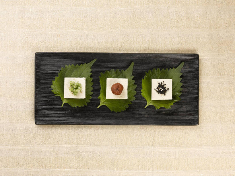 点心,无人,横图,俯视,室内,特写,白天,餐桌,桌子,餐具,叶子,三块,一排,阴影,整齐,反射,碟子,盘,图形,影子,正方形,食品,甜点,甜品,绿叶,几何,小吃,食物,糕点,排列,一个,盘子,碟,甜食,嫩叶,摄影,影棚,单个,餐台,队列,数学,米糕,叶,叶片,彩图,高角度拍摄,影棚拍摄,拍摄,几何图形,平面图形,正四边形