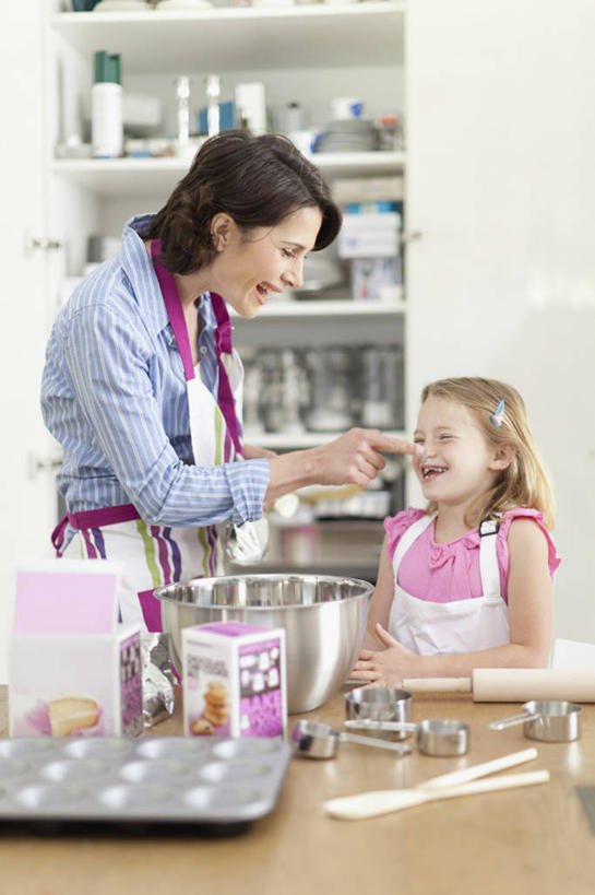 点心,西方人,儿童,中年人,两个人,家庭,母亲,女儿,站,笑,微笑,露齿笑,竖图,室内,白天,正面,下午茶,纯洁,餐桌,厨房,桌子,金属制品,欧洲,欧洲人,握,服装,粘稠,金属,围裙,面粉,食品,拿,粮食,置物架,拿着,注视,休闲装,架子,食物,糕点,小孩,衣服,容器,碗,观察,看,站着,休闲,温暖,温馨,母女,一家人,休闲服,可爱,母爱,童年,童趣,握着,服饰,餐台,观看,储藏,纸托,农产品,和睦,察看,储存,关注,面糊,陈列架,童真,黏稠,烂漫,无邪,原材料,浓厚,搁架,纸杯蛋糕,纸托蛋糕,蛋糕托,蛋糕托纸,蛋糕纸托,天真,女孩,女人,女性,中年女性,白种人,孩子,站立,半身,彩图,灶间,融洽,贮存,蛋糕,女生