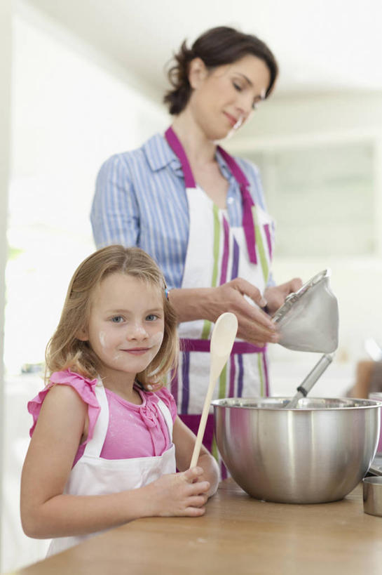 点心,西方人,儿童,中年人,两个人,家庭,母亲,女儿,站,笑,微笑,露齿笑,竖图,室内,白天,侧面,下午茶,纯洁,餐桌,厨房,桌子,金属制品,欧洲,欧洲人,握,服装,粘稠,金属,围裙,面粉,食品,拿,粮食,拿着,注视,休闲装,食物,糕点,小孩,衣服,容器,碗,观察,看,站着,休闲,温暖,温馨,母女,一家人,休闲服,可爱,母爱,童年,童趣,握着,服饰,餐台,观看,储藏,纸托,农产品,和睦,察看,储存,关注,面糊,童真,黏稠,烂漫,无邪,原材料,浓厚,纸杯蛋糕,纸托蛋糕,蛋糕托,蛋糕托纸,蛋糕纸托,天真,女孩,女人,女性,中年女性,白种人,孩子,站立,半身,彩图,灶间,融洽,贮存,蛋糕,女生