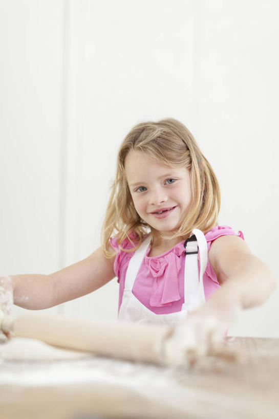 西方人,儿童,一个人,站,笑,微笑,露齿笑,竖图,室内,白天,正面,纯洁,厨房,桌面,桌子,欧洲,欧洲人,仅一个女性,仅一个人,握,服装,粘稠,木制,擀面杖,围裙,面粉,拿,粮食,拿着,注视,休闲装,小孩,衣服,粉色,木制品,观察,看,站着,仅一个小孩,休闲,休闲服,可爱,童年,童趣,握着,服饰,观看,农产品,察看,关注,面糊,童真,黏稠,烂漫,无邪,原材料,浓厚,天真,女孩,女人,女性,白种人,孩子,站立,半身,彩图,灶间,厨房料理台,女生,料理台