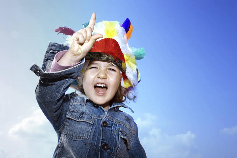 西方人,儿童,一个人,站,举,横图,室外,白天,仰视,纯洁,帽子,羽毛,欧洲,欧洲人,仅一个女性,仅一个人,指,阴影,服装,轻盈,柔软,装饰,光线,影子,云,云朵,云彩,注视,休闲装,方向,小孩,衣服,蓝色,白云,蓝天,天空,阳光,发饰,饰品,天,观察,看,手势,托,站着,张嘴,仅一个小孩,休闲,休闲服,可爱,童年,童趣,服饰,晴朗,观看,察看,指向,食指,关注,张大嘴巴,童真,烂漫,无邪,配饰,轻柔,一顶,天真,女孩,女人,女性,白种人,孩子,晴空,张开嘴,举起,举手,举着,向上举,向上伸,向上托,站立,半身,彩图,低角度拍摄,酋长帽,印第安帽,羽毛帽,女生