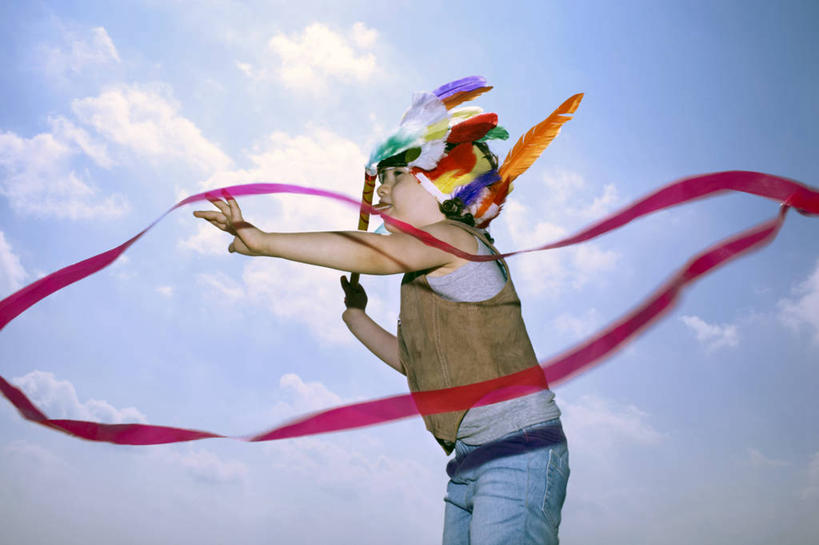 西方人,儿童,一个人,站,举,横图,室外,白天,仰视,纯洁,帽子,羽毛,欧洲,欧洲人,仅一个女性,仅一个人,握,阴影,服装,裤子,轻盈,柔软,装饰,光线,丝绸,丝带,影子,云,云朵,缎带,拿,云彩,拿着,注视,牛仔裤,休闲装,绸带,小孩,衣服,蓝色,白云,蓝天,天空,阳光,发饰,饰品,天,观察,看,托,站着,仅一个小孩,休闲,休闲服,可爱,童年,童趣,握着,服饰,晴朗,观看,察看,关注,童真,烂漫,无邪,配饰,轻柔,一顶,天真,女孩,女人,女性,白种人,孩子,晴空,举起,举手,举着,向上举,向上伸,向上托,站立,半身,彩图,低角度拍摄,酋长帽,印第安帽,羽毛帽,女生