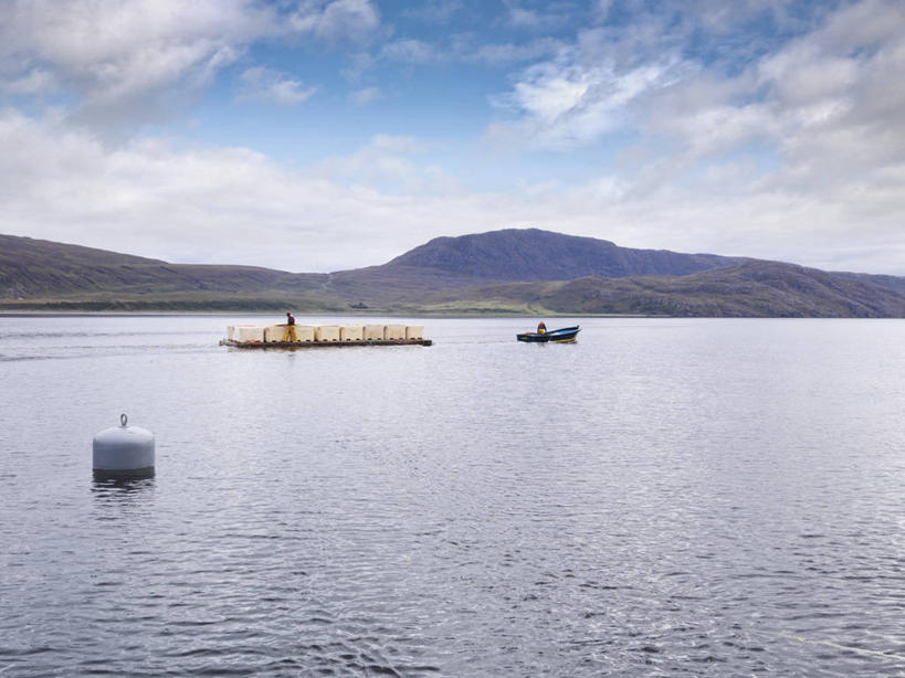 西方人,两个人,伙伴,朋友,站,横图,室外,白天,正面,工作服,制服,友谊,合作,团队,海浪,海洋,山,山脉,瑞典,欧洲,欧洲人,阴影,服装,光线,影子,浪花,山峰,云,云朵,山峦,云彩,衣服,蓝色,白云,蓝天,天空,阳光,海水,群山,天,站着,战略,服饰,晴朗,衣着,斯堪的纳维亚,穿着,北欧,斯堪的那维亚,斯堪的那维亚半岛,斯堪的纳维亚半岛,海景,首府,联合,合谋,工作制服,衣饰,瑞典王国,西曼兰省,韦斯特罗斯,配合,协作,男人,男性,年轻男性,中年男性,白种人,大海,风浪,海,海水的波动,近岸浪,涌浪,晴空,站立,彩图,全身,工作套服