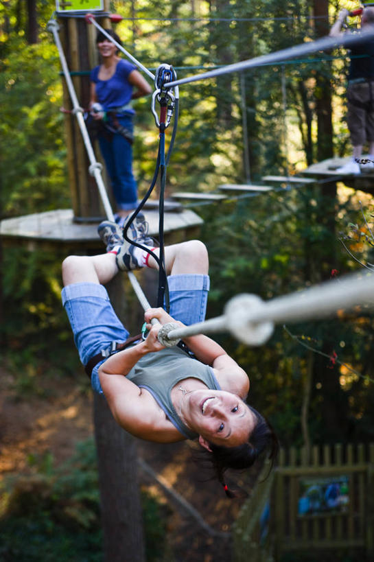 西方人,三个人,伙伴,朋友,站,竖图,室外,白天,正面,锻炼,旅游,度假,探险,友谊,运动,森林,树林,植物,欧洲,欧洲人,吊挂,握,悬挂,阴影,服装,光线,影子,速滑,挂,注视,休闲装,娱乐,极限运动,树,树木,衣服,绿色,阳光,自然,观察,看,站着,享受,休闲,休闲服,放松,握着,服饰,生长,成长,观看,察看,关注,室外运动,下降,降落,户外运动,速降,降低,下跌,下落,冒险,体育,友情,男人,男性,女人,女性,中年男性,中年女性,白种人,站立,彩图,全身,健身,滑索