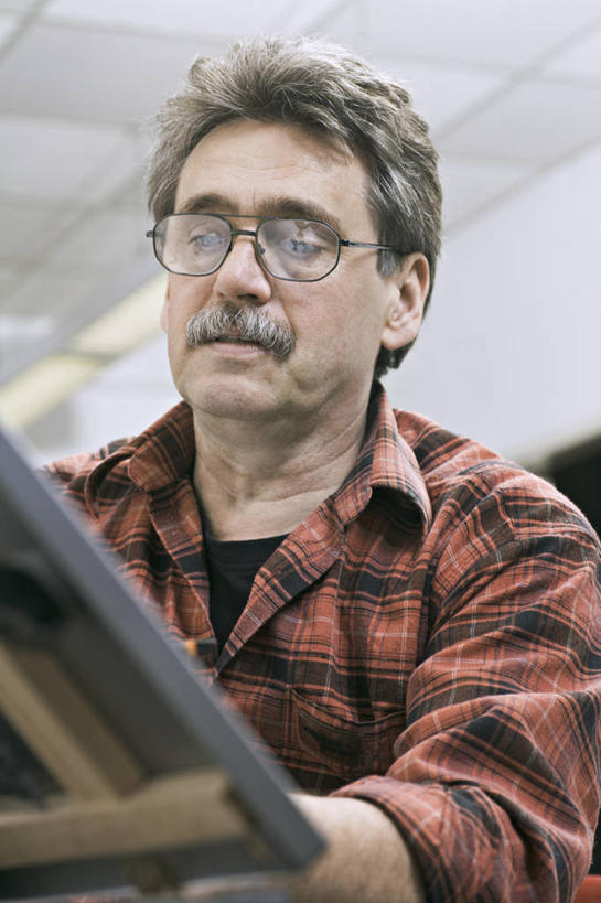 西方人,一个人,画家,竖图,室内,白天,仰视,衬衫,绘画,集体,欧洲,欧洲人,仅一个男性,仅一个人,仅一个中年男性,一副,握,服装,艺术,眼镜,画板,美术用品,利益,拿,拿着,注视,衣服,观察,看,团体,握着,服饰,奋斗,观看,美术,愿望,察看,组织,绘图,衣着,工作室,穿着,关注,努力,绘画工具,近视眼镜,衣饰,理想,男人,男性,中年男性,白种人,画画,画图,摹绘,半身,彩图,低角度拍摄,衬衣,美术工作室