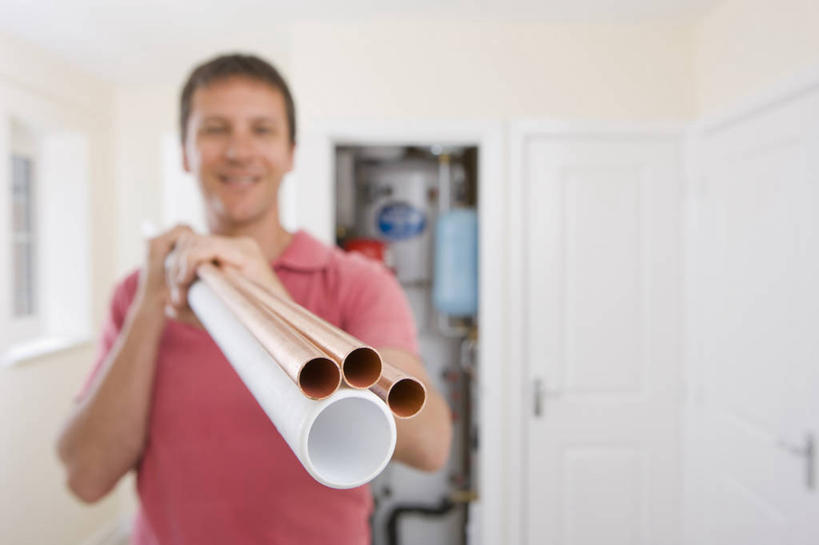 西方人,一个人,机修工,站,笑,微笑,露齿笑,横图,室内,白天,正面,欧洲,欧洲人,仅一个男性,仅一个人,仅一个中年男性,握,服装,朦胧,模糊,管子,墙,拿,拿着,注视,休闲装,水管,墙壁,墙面,工人,衣服,观察,看,站着,休闲,休闲服,握着,服饰,观看,察看,关注,锅炉,汽锅,男人,男性,中年男性,白种人,机械师,机修工人,站立,半身,彩图