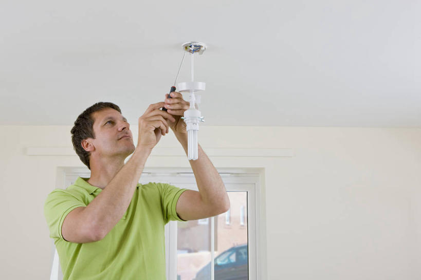 西方人,一个人,机修工,站,横图,室内,白天,仰视,节能,照明,欧洲,欧洲人,仅一个男性,仅一个人,仅一个中年男性,握,服装,环保,电力,灯泡,电线,线,墙,电能,拿,线路,拿着,注视,休闲装,墙壁,墙面,灯,节能灯,工人,衣服,灯具,观察,看,站着,休闲,休闲服,握着,服饰,能源,观看,电,电源,电源线,照亮,察看,关注,能量,低碳,照明工具,荧光灯,U型,U型管节能灯,男人,男性,中年男性,白种人,机械师,机修工人,抬头,仰头,站立,半身,彩图,低角度拍摄