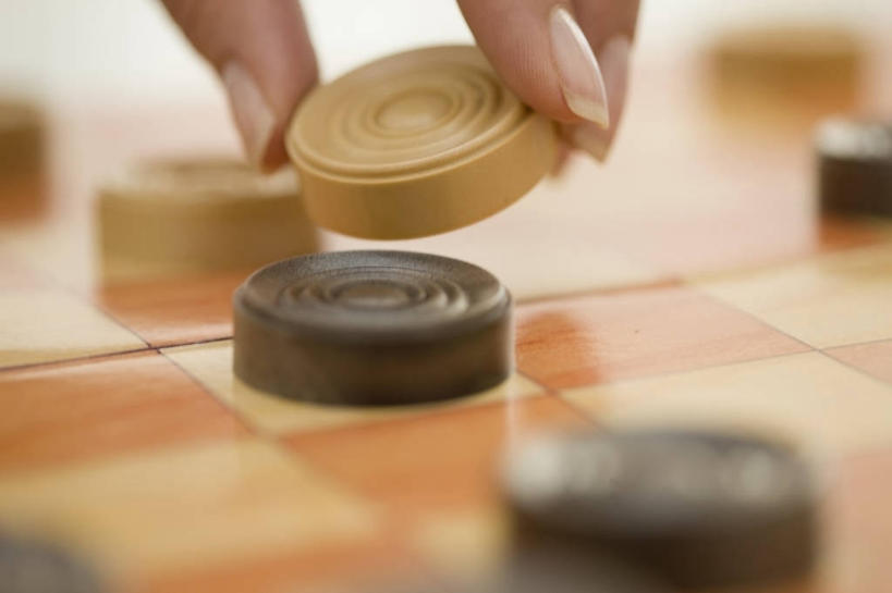 西方人,手,指甲,一个人,横图,室内,特写,白天,正面,游戏,智慧,欧洲,欧洲人,仅一个女性,仅一个人,握,阴影,朦胧,模糊,反射,方格,格子,影子,玩,娱乐,仅一个中年女性,休闲,手部,棋盘,益智,握着,活动,单手,发泄,消遣,智力,跳棋,宣泄,西洋跳棋,国际跳棋,女人,女性,中年女性,白种人,手指甲,玩耍,嬉戏,半身,彩图