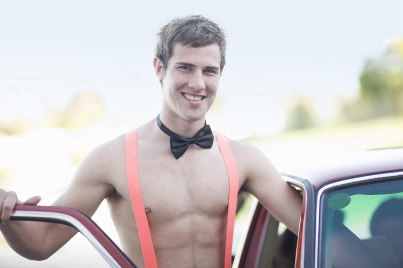 西方人,一个人,站,笑,微笑,露齿笑,横图,室外,白天,正面,草地,草坪,树林,植物,汽车,欧洲,欧洲人,仅一个男性,仅一个人,一辆,阴影,朦胧,模糊,光线,领结,影子,注视,裸露,车,草,树,树木,仅一个年轻男性,绿色,黑色,阳光,自然,交通工具,轿车,打开,观察,看,站着,生长,成长,观看,背带,察看,开启,象征,庄重,关注,载具,裸,身份,正式,地位,男人,男性,年轻男性,白种人,站立,半身,彩图