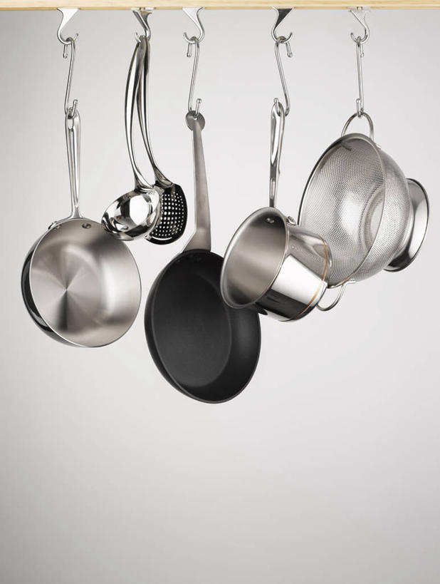 无人,竖图,室内,特写,白天,正面,烹饪,静物,厨具,金属制品,五个,一排,许多,吊挂,悬挂,阴影,灰色背景,整齐,并列,并排,反射,金属,炖锅,锅子,影子,挂,锅,排列,摄影,影棚,煎锅,锅具,队列,平行,烹饪用具,烹调用具,烹调,彩图,影棚拍摄,拍摄