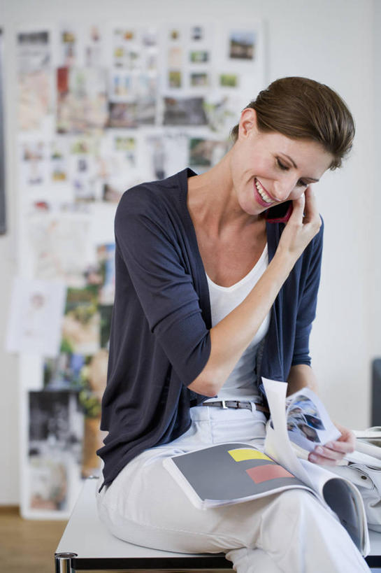 西方人,一个人,商务人士,设计师,商务女性,坐,笑,打电话,微笑,露齿笑,竖图,室内,白天,正面,阅读,杂志,电话,手机,椅子,欧洲,欧洲人,仅一个年轻女性,仅一个女性,仅一个人,握,学习,套装,朦胧,模糊,拿,听,拿着,注视,通讯设备,低头,观察,看,服装设计师,读书,浏览,握着,观看,察看,关注,商务装,服装师,工薪阶层,交流,年轻女性,女人,女性,白种人,白领,美术设计员,上班族,设计,设计家,设计者,沟通,通话,坐着,半身,彩图