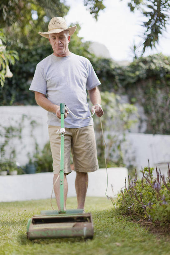 西方人,一个人,站,竖图,室外,白天,正面,草地,草坪,植物,帽子,欧洲,欧洲人,仅一个男性,仅一个人,仅一个中年男性,握,服装,草帽,工具,拿,拿着,注视,休闲装,草,树,树木,衣服,绿色,自然,低头,观察,看,站着,休闲,休闲服,器械,握着,服饰,生长,成长,观看,割草机,察看,切割,关注,锄草,除草机,农具,耕具,修整,男人,男性,中年男性,白种人,站立,彩图,全身,草坪修剪机,剪草机