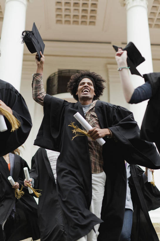 西方人,伙伴,朋友,学生,学校,教学楼,跳,投,举,笑,微笑,露齿笑,竖图,室外,白天,仰视,友谊,欧洲,非洲,黑人,欧洲人,握,文凭,许多人,半空,拿,拿着,注视,校园,观察,看,托,一群人,教室,同学,握着,流苏,观看,察看,证书,学士帽,校友,毕业,关注,学士服,学位证,学位证书,同窗,学友,垂布,学士袍,友情,男人,男性,年轻男性,年轻女性,女人,女性,白种人,非洲人,举起,举手,举着,抛,扔,撒,抬头,跳跃,向上举,向上伸,向上托,仰头,掷,半身,彩图,低角度拍摄,教学大楼