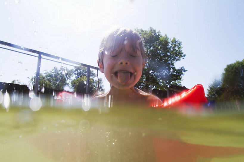 游泳,西方人,儿童,一个人,游泳池,闭眼,横图,室外,白天,仰视,纯洁,水,植物,欧洲,欧洲人,仅一个男性,仅一个人,阴影,朦胧,模糊,光线,救生圈,影子,塑料,水池,水面,吐舌头,泳池,树,树木,小孩,蓝色,绿色,蓝天,天空,阳光,自然,塑料制品,游泳圈,天,伸舌头,张嘴,仅一个小孩,鬼脸,吐舌,可爱,童年,童趣,充气,生长,晴朗,成长,救生,张大嘴巴,童真,烂漫,无邪,万里无云,泅水,天真,男孩,男人,男性,白种人,孩子,晴空,晴空万里,张开嘴,闭眼睛,闭着眼,闭着眼睛,半身,彩图,低角度拍摄,浮圈,手臂浮圈,手臂圈,手臂游泳圈,男生