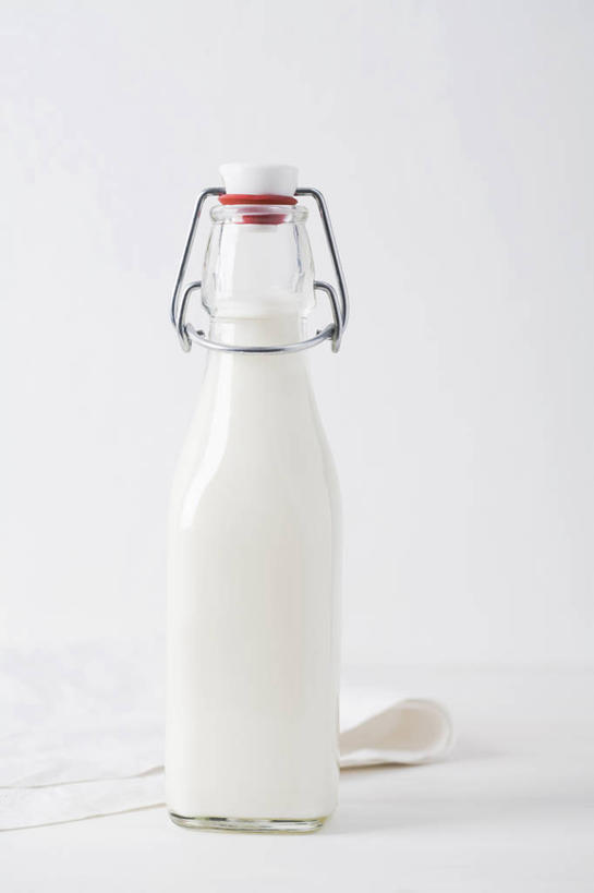 牛奶,无人,竖图,室内,特写,白天,白色背景,正面,阴影,反射,罐子,影子,饮品,营养,玻璃制品,饮料,玻璃瓶,瓶子,摄影,影棚,一瓶,乳制品,奶,牛乳,安神,彩图,影棚拍摄,拍摄