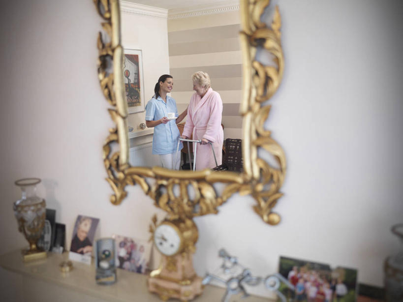 西方人,无人,两个人,站,横图,照片,室内,白天,正面,工作服,浴袍,制服,镜子,欧洲,欧洲人,握,朦胧,模糊,时间,时钟,墙,计时,扭头,注视,墙壁,墙面,白色,钟表,观察,看,站着,转头,护工,表,护理,握着,摄影,观看,照顾,镜像,察看,镜面,关注,护理工,照看,护理员,工作制服,老年女性,女人,女性,中年女性,白种人,相片,钟,站立,半身,彩图,工作套服,汤帷子,浴衣,拍摄,照相