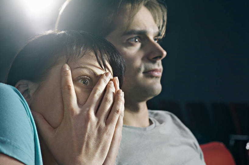 西方人,两个人,坐,横图,室内,白天,正面,爱情,电影院,剧院,欧洲,欧洲人,阴影,服装,朦胧,模糊,光线,影子,灯光,浪漫,注视,休闲装,座位,衣服,观察,看,靠,靠着,倚靠,休闲,温暖,温馨,休闲服,恩爱,遮,遮掩,恋人,服饰,观看,和睦,察看,掩盖,倚着,遮挡,关注,遮盖,掩饰,男人,男性,年轻男性,年轻女性,女人,女性,白种人,情侣,坐着,半身,彩图,剧场,戏院,影院,伴侣,融洽