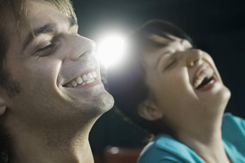 西方人,两个人,坐,闭眼,笑,微笑,露齿笑,横图,室内,白天,侧面,爱情,电影院,剧院,欧洲,欧洲人,阴影,黑色背景,服装,朦胧,模糊,光线,影子,灯光,浪漫,休闲装,座位,衣服,休闲,温暖,温馨,休闲服,恩爱,恋人,服饰,和睦,男人,男性,年轻男性,年轻女性,女人,女性,白种人,情侣,闭眼睛,闭着眼,闭着眼睛,抬头,仰头,坐着,半身,彩图,剧场,戏院,影院,伴侣,融洽