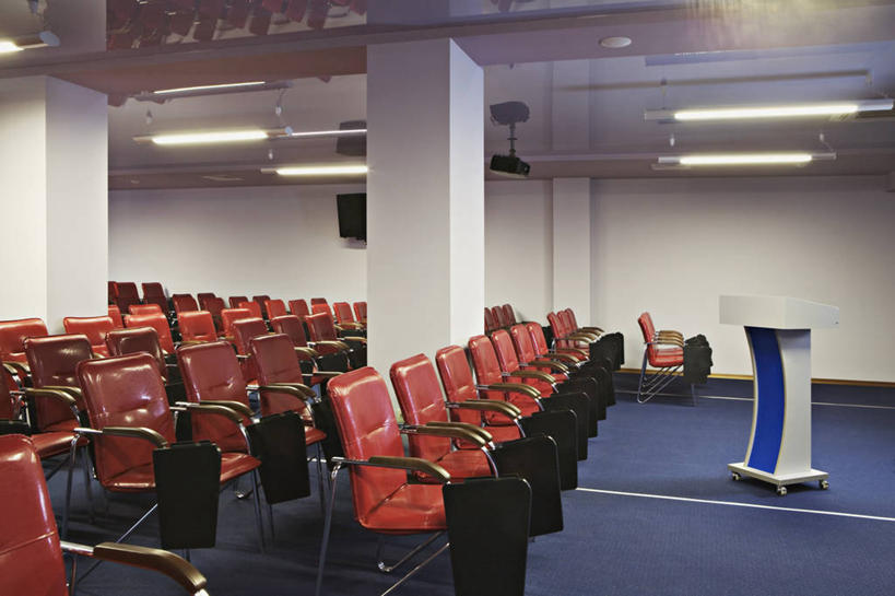 无人,会议室,横图,室内,白天,正面,照明,一排,许多,整齐,并列,并排,灯光,吊灯,座位,灯,排列,红色,讲台,灯具,照亮,照明设备,队列,演说台,平行,演讲台,彩图