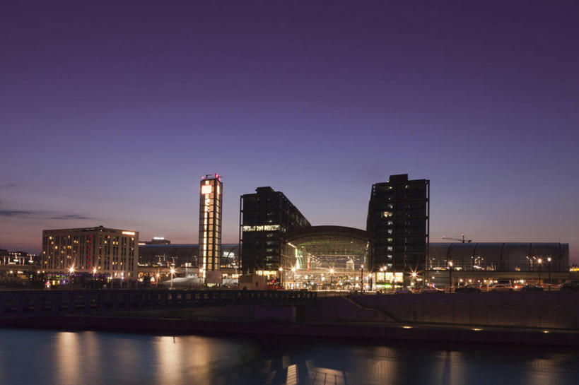 无人,高楼大厦,码头,横图,室外,夜晚,正面,度假,河流,美景,水,城市风光,城市,大厦,港口,建筑,摩天大楼,夜景,照明,德国,欧洲,装饰,河水,景观,水流,灯光,首都,旋转,娱乐,柏林,灯,蓝色,蓝天,天空,灯具,天,享受,休闲,景色,放松,华丽,修饰,照亮,点缀,照明设备,西欧,德意志联邦共和国,衬托,美观,雅致,雅观,柏林州,效果灯,彩图,摆渡口,埠头,大楼,渡口,渡头,港湾,高层建筑,高楼,海港,货运码头,口岸,摩天楼,商港